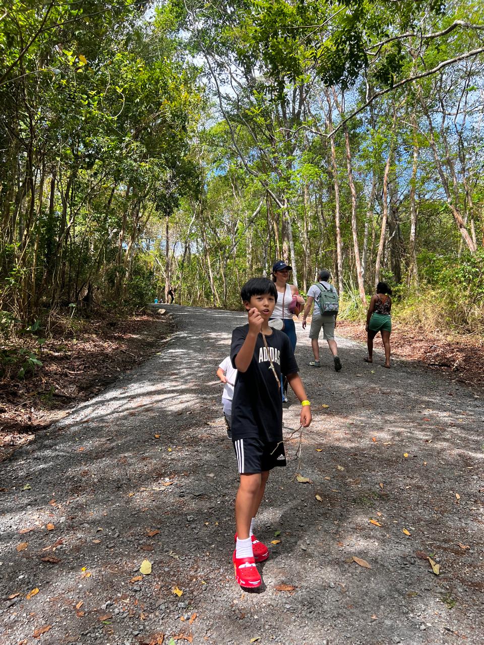Niño en la caminata - VibeLife comunidad